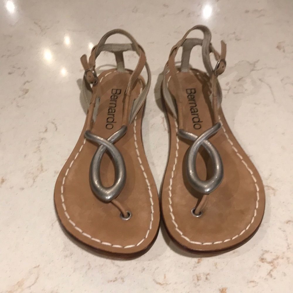 Bernardo NWOT thong silver hardware sandals SZ 6